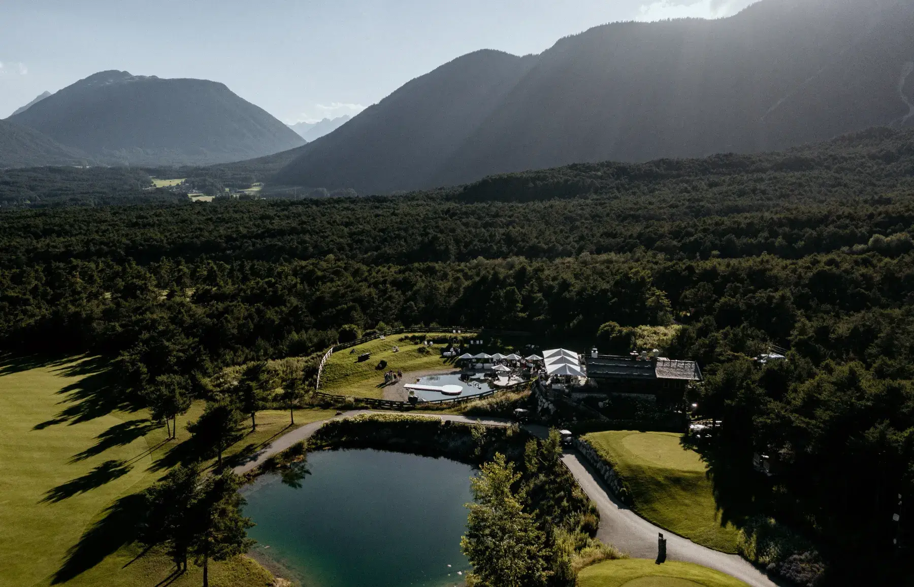 Golfer auf dem Mieminger Plateau mit Stöttlalm im Hintergrund